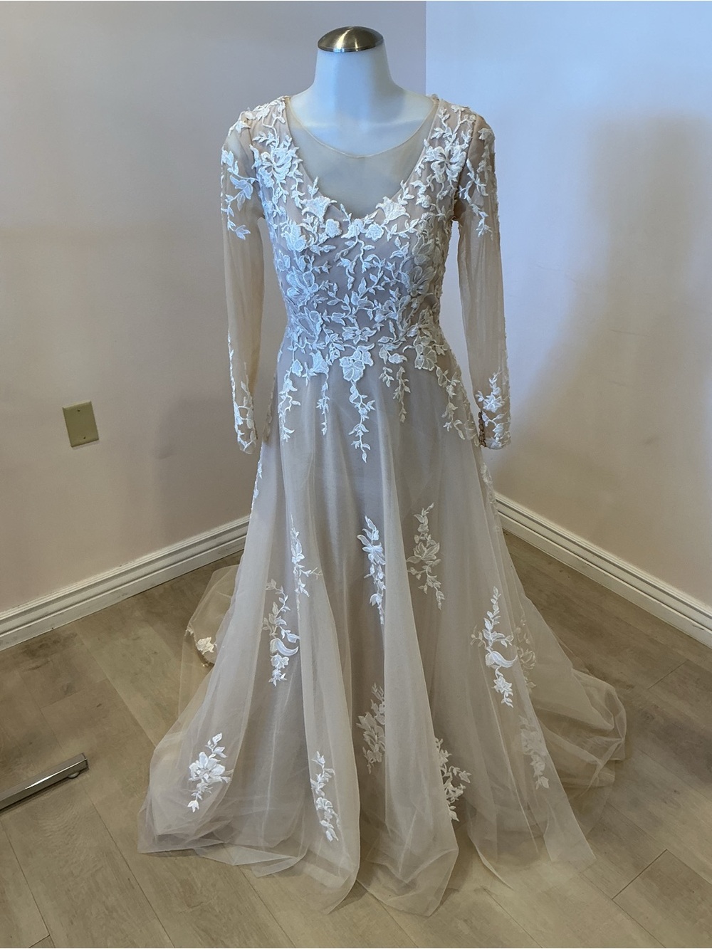 Elegant Long-Sleeve Lace Applique Wedding Dress in Champagne